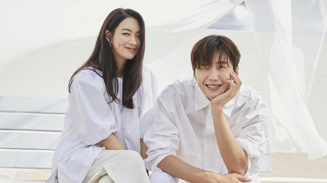 Hometown ChaChaCha masih menjadi drama Korea favorit netizen. Pemainnya, Kim Seon-ho dan Shin Min-ah, juga tetap populer di kalangan pencinta drama Korea.