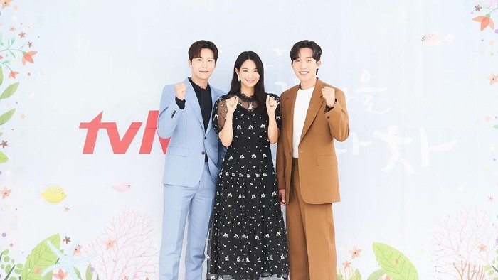 Cast 'Hometown Cha Cha Cha' Bicara Soal Chemistry Saat Syuting Cast 'Hometown Cha Cha Cha' Bicara Soal Chemistry Saat Syuting