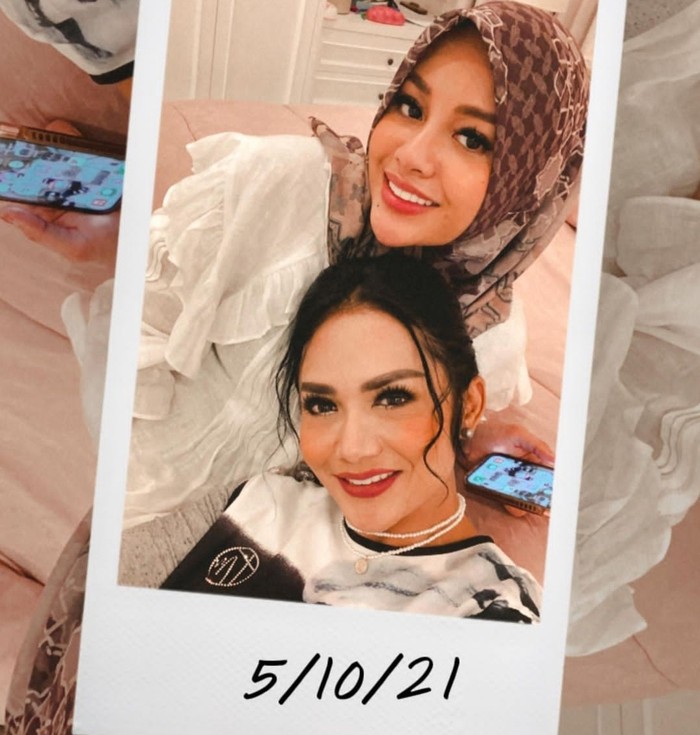 Kini, KD berbahagia karena Aurel tengah hamil 4 bulan, pasca keguguran yang menimpanya. Terbukti, cinta kasih seorang ibu kepada anaknya tak pernah lekang oleh apapun. Semoga hubungan Aurel dan KD senantiasa harmonis, ya! (Instagram/krisdayantilemos)