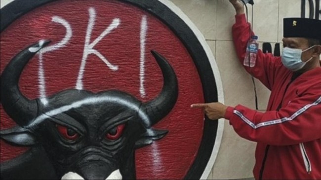 Dinding dan kaca di bangunan itu dicoret cat semprot dengan tulisan 'PKI'. Ada juga coretan bertuliskan 'Jokowi PKI'.