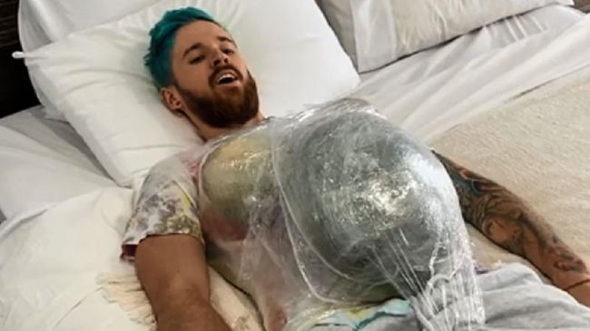 Seorang pria Australia mencoba menjadi ibu hamil selama sehari. Dia beraktivitas dengan menempelkan semangka dan melon di perutnya.