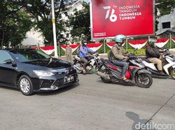 Mobil Pelat RFS Genap Lolos Gage Jalan Sudirman Jaksel