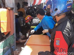 Momen Petugas Evakuasi Tiga Korban Rumah Ambruk di Surabaya