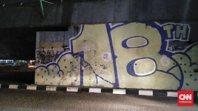 Mural dengan sosok pria mirip Presiden Jokowi sempat muncul menghiasi jembatan layang atau fly over Pasupati, Kota Bandung.