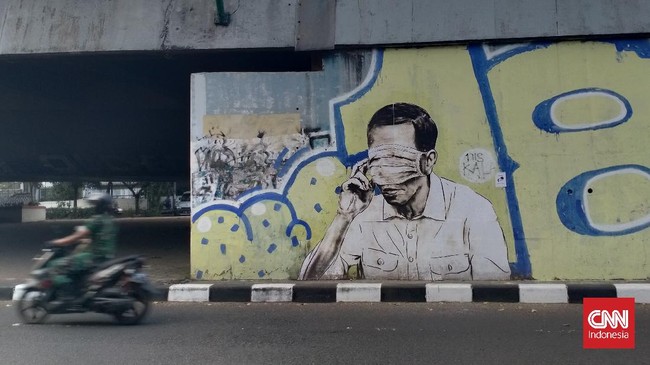 Gubernur Jawa Barat Ridwan Kamil ingin ada dialog dengan seniman agar pembuatan mural bernada kritik tak berujung dihapus petugas.