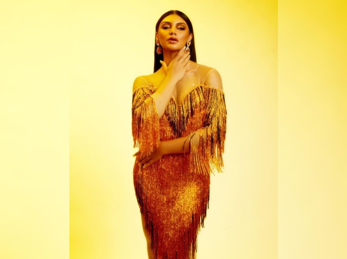 Pada peragaan busana, Jihane menggunakan dress berwarna emas rancangan dari Denny Opulence yang terinspirasi dari tari kecak asal Bali/Foto: Instagram/jihanealmira