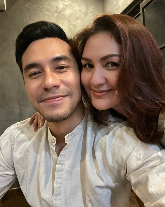 Pasangan yang menikah pada akhir tahun 2006 ini selalu tampil romantis. Kini mereka telah memiliki tiga orang momongan. Tak sekedar terlihat romantis, keluarga yang mereka bangun juga dikenal sebagai keluarga harmonis. (Foto: instagram.com/dagnesia)