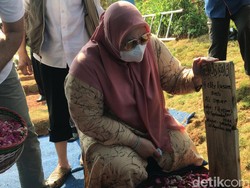 Sambil Menangis, Anak Elly Kasim Ceritakan Sakit Sang Ibu