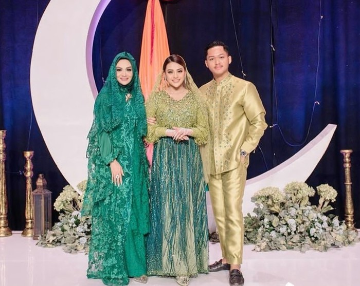 Perceraian antara KD dan Anang pada 2009 silam membuat Aurel dan Azriel harus terpisah dengan ibunya. KD bertolak ke Timor Leste mengikuti suami barunya, sementara Aurel dan Azriel tinggal bersama sang ayah di Jakarta. (Instagram/krisdayantilemos)