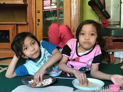 Kisah Dewi-Putri, Bocah Kembar Dempet di Garut Kini Sudah Bersekolah