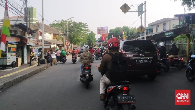 Suasana lalu lintas di sejumlah jalur utama di Jakarta Selatan dan Jakarta Pusat terpantau ramai lancar selama penerapan PPKM Level 3 Rabu (25/8) pagi.