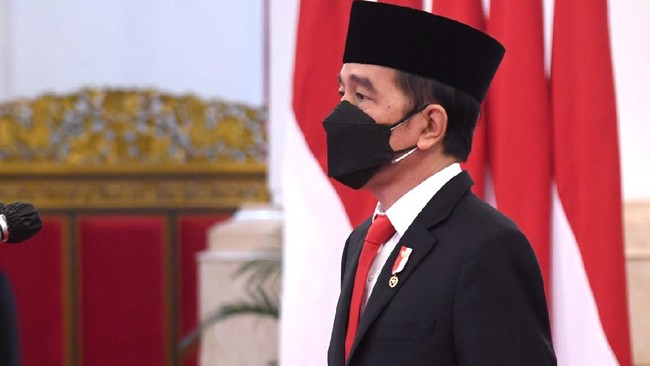 Presiden Jokowi dan Menkes Budi Gunadi disomasi terkait booster Covid-19 untuk pejabat. Sementara itu, sekolah tatap muka dikhawatirkan memicu klaster Covid-19.