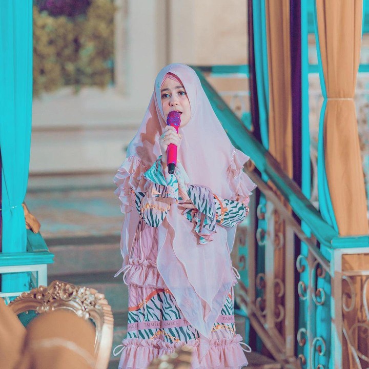 <p>Meski sudah vakum dari dunia hiburan, bintang film Perempuan Berkalung Sorban masih tetap menampilkan suara emasnya. Ia rutin menyanyi lagu-lagu rohani ketika mengikuti kajian. (Foto: Instagram @ristytagor)</p>