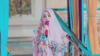 <p>Meski sudah vakum dari dunia hiburan, bintang film Perempuan Berkalung Sorban masih tetap menampilkan suara emasnya. Ia rutin menyanyi lagu-lagu rohani ketika mengikuti kajian. (Foto: Instagram @ristytagor)</p>