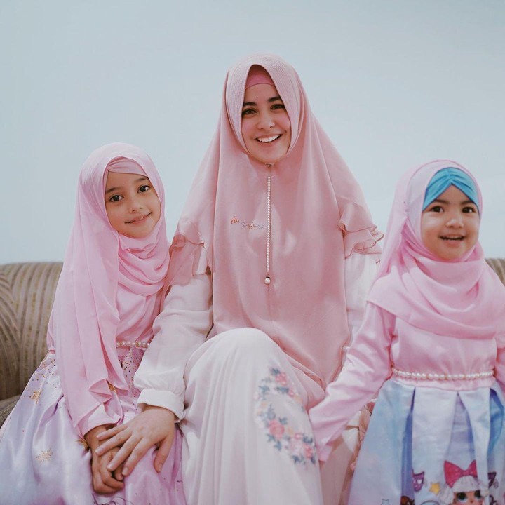 <p>Kehidupan Risty Tagor terbilang sangat tertutup. Sejak bercerai dari suami keduanya, aktor Stuart Collin di 2016, Risty diduga telah menikah lagi untuk ketiga kalinya. Ia sering menampilkan potret putri cantik yang diakui sebagai anaknya, Bunda. (Foto: Instagram @ristytagor)</p>