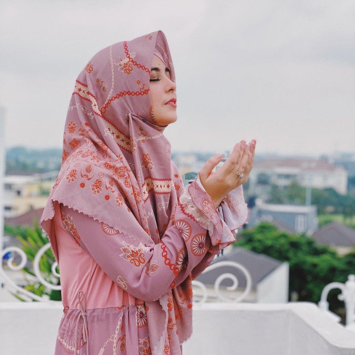 <p>Risty Tagor memutuskan rehat dari dunia hiburan ketika berhijrah. Kini ia tampil santun dalam balutan hijab syar'i, Bunda. Namun, baru-baru ini, Risty kembali ramai diberitakan usai isu perceraiannya berhembus. (Foto: Instagram @ristytagor)</p>