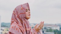 <p>Risty Tagor memutuskan rehat dari dunia hiburan ketika berhijrah. Kini ia tampil santun dalam balutan hijab syar'i, Bunda. Namun, baru-baru ini, Risty kembali ramai diberitakan usai isu perceraiannya berhembus. (Foto: Instagram @ristytagor)</p>