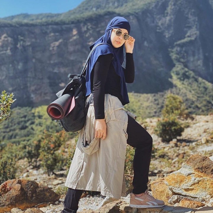 <p>Risty Tagor juga sering mencoba hal-hal baru seperti pergi hiking, Bunda. Ia tetap tampil santun meski mengenakan busana sporty ketika mendaki gunung. (Foto: Instagram @ristytagor)</p>