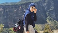 <p>Risty Tagor juga sering mencoba hal-hal baru seperti pergi hiking, Bunda. Ia tetap tampil santun meski mengenakan busana sporty ketika mendaki gunung. (Foto: Instagram @ristytagor)</p>
