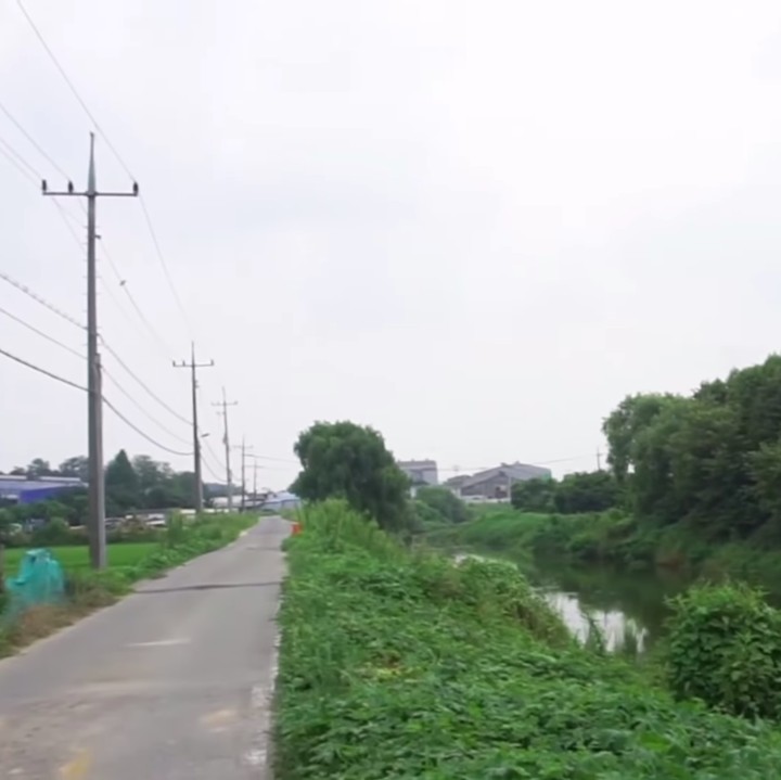<p>Di depan rumah, terdapat sungai yang besar, Bunda. Namun, jalanan tentu sangat gelap ketika malam hari datang. (Foto: YouTube Yannie Kim)</p>