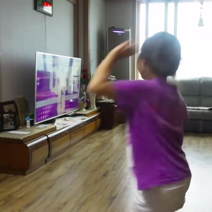 <p>Dalam rumah, lantai yang digunakan berwarna cokelat seperti kayu. Tak hanya itu, terdapat pula sofa besar panjang berwarna abu-abu di ruang keluarga. (Foto: YouTube Yannie Kim)</p>