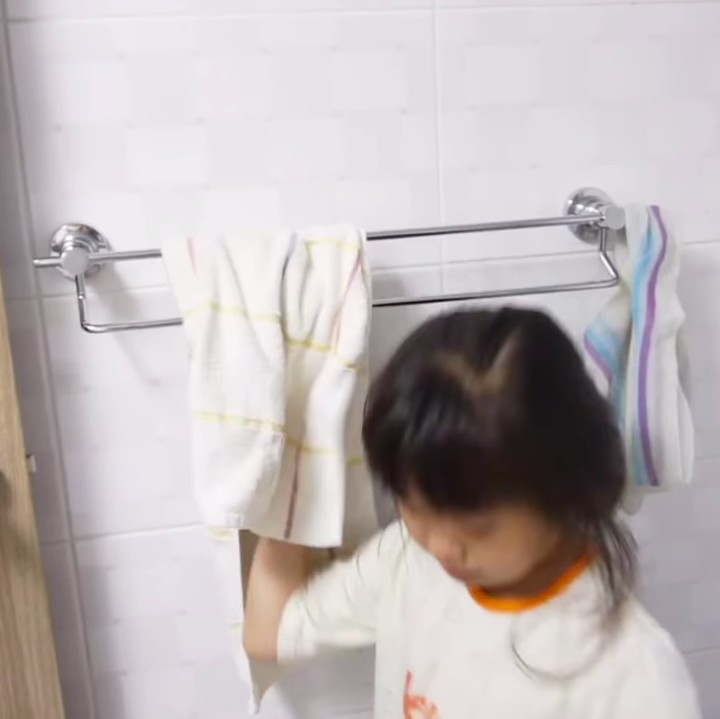 <p>Pada kamar mandi, nuansa rumah minimalis sangat terlihat, Bunda. Dinding dan keramik putih memenuhi ruangan sehingga terlihat lapang dan luas. (Foto: YouTube Yannie Kim)</p>