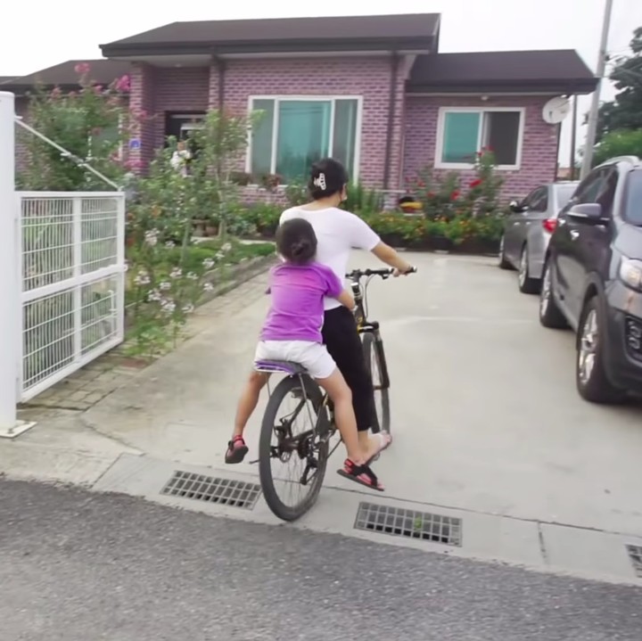 <p>Beberapa waktu lalu, Yannie Kim dan keluarga baru saja mengajak para fans untuk melihat rumah mertuanya yang ada di Korea nih, Bunda. Rumah berbata merah itu terlihat asri dan sangat khas pedesaan, lho. (Foto: YouTube Yannie Kim)</p>