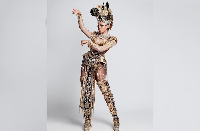 Saat opening introduction, Jihane Almira menggunakan kostum nasional bertema