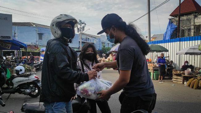 Sejumlah pemuda di Pasar Legi Surakarta menginisiasi gerakan berbagi sayuran gratis di tengah pandemi Covid-19.
