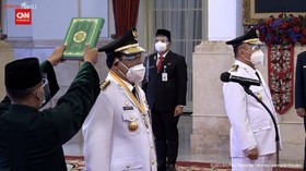 VIDEO: Jokowi Lantik Gubenur Kalsel Sahbirin Noor