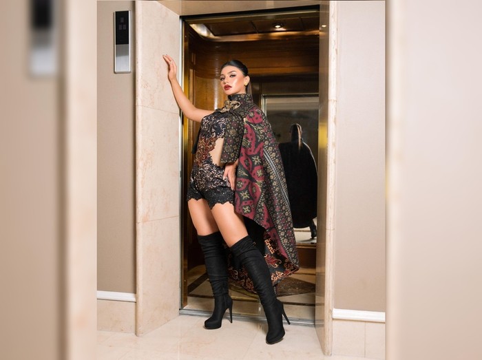 Untuk Miss Supranational 2021 Top Model Competition, Jihane lagi-lagi menggunakan busana yang terinspirasi dari budaya Indonesia yaitu Barong yang memiliki simbol kesehatan dan keberuntungan dalam tradisi mitologi Bali/Foto: Instagram/jihanealmira