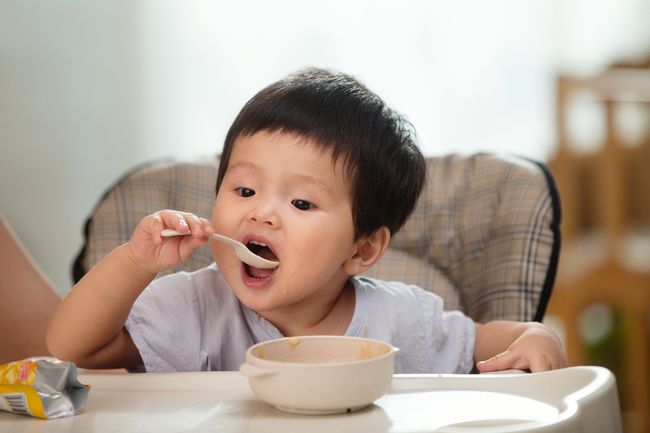 Panduan Pemberian MPASI Anak 1 Tahun, dari Tekstur hingga Porsi Makan