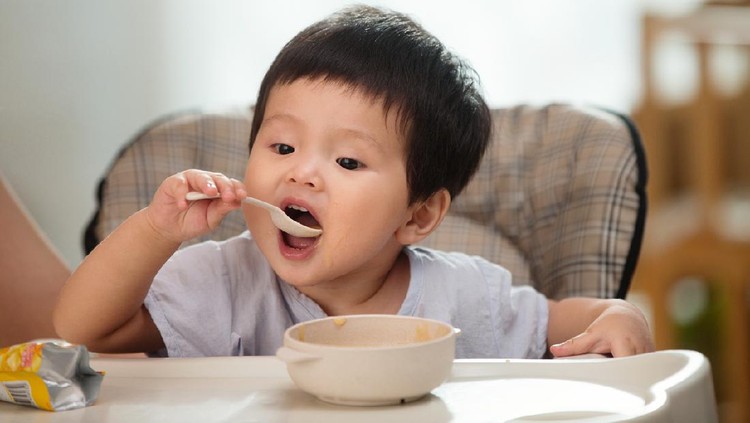 11 Perlengkapan MPASI Bayi yang Perlu Dimiliki di Rumah, Salah Satunya High Chair
