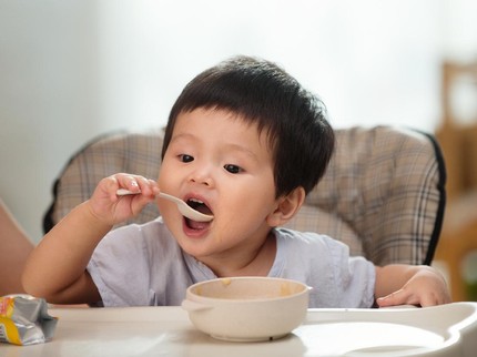 Rekomendasi Makanan agar Anak Cepat Bicara sesuai Perkembangan Anak