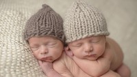 Kisah Unik, Menantu Temani Sang Mertua Melahirkan Anak Kembar