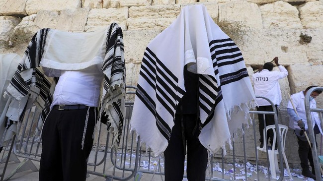 Apa itu Tembok Ratapan Yerusalem yang Diyakini Umat Yahudi Situs Suci? Salah satu tempat suci bagi umat Yahudi di Israel adalah Tembok Ratapan (wailing wall).