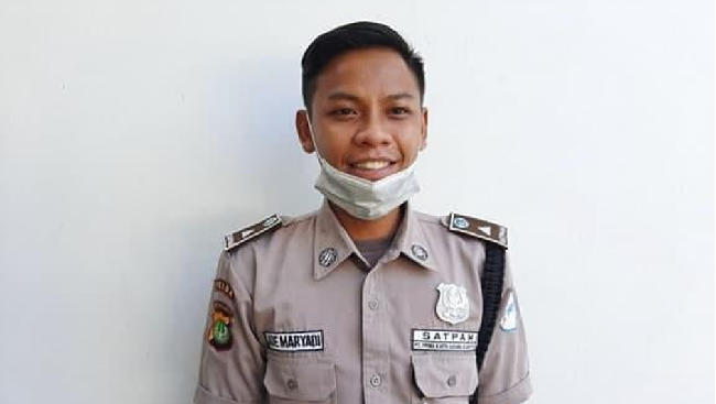Sebagai seorang satpam, Ade Maryadi yang menjadi peserta program JKN-KIS merasa aman dan terlindungi dalam bekerja karena program tersebut sangat bermanfaat.