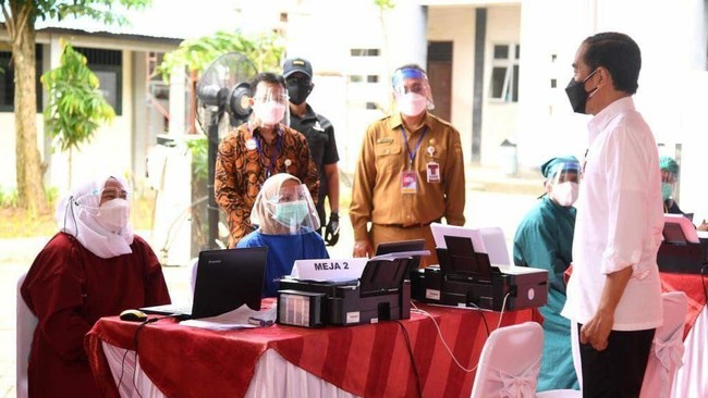BPJS Kesehatan turut berperan dalam program vaksinasi nasional, yakni dengan menyiapkan sistem informasi pencatatan data melalui aplikasi P-Care Vaksinasi.