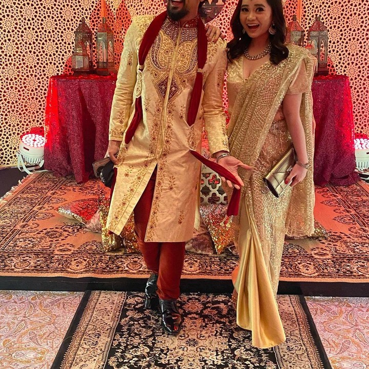 <p>Olivia dan Denny Sumargo tampil kompak ketika menghadiri sebuah pesta bertema India. Mereka tampil mengenakan busana tradisional bernuansa emas. Olivia diketahui memegang jabatan direktur di sebuah perusahaan limbah medis. (Foto: Instagram @oliviasumargo)</p>