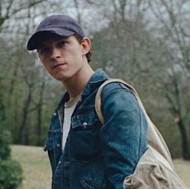 Tangis Tom Holland Pecah Saat Tonton Trailer 'Spiderman: No Way Home'