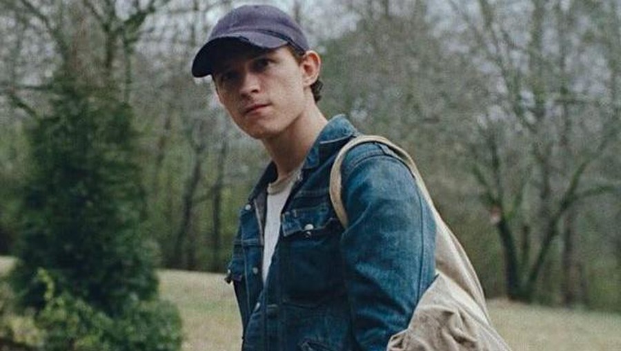 Zendaya sedang digosipkan mesra dengan Tom Holland namun beberapa aktor ini juga pernah mesra dengannya. Yuk intip siapa saja!