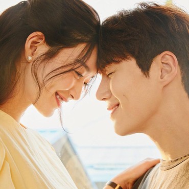 Ciuman Shin Min Ah & Kim Seon Ho Dongkrak Rating 'Hometown Cha-Cha-Cha'
