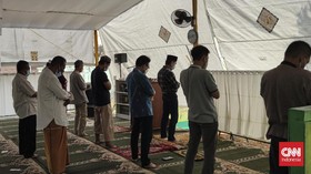 Anies Salat Jumat di Tenda Masjid Meruya yang Diprotes Warga