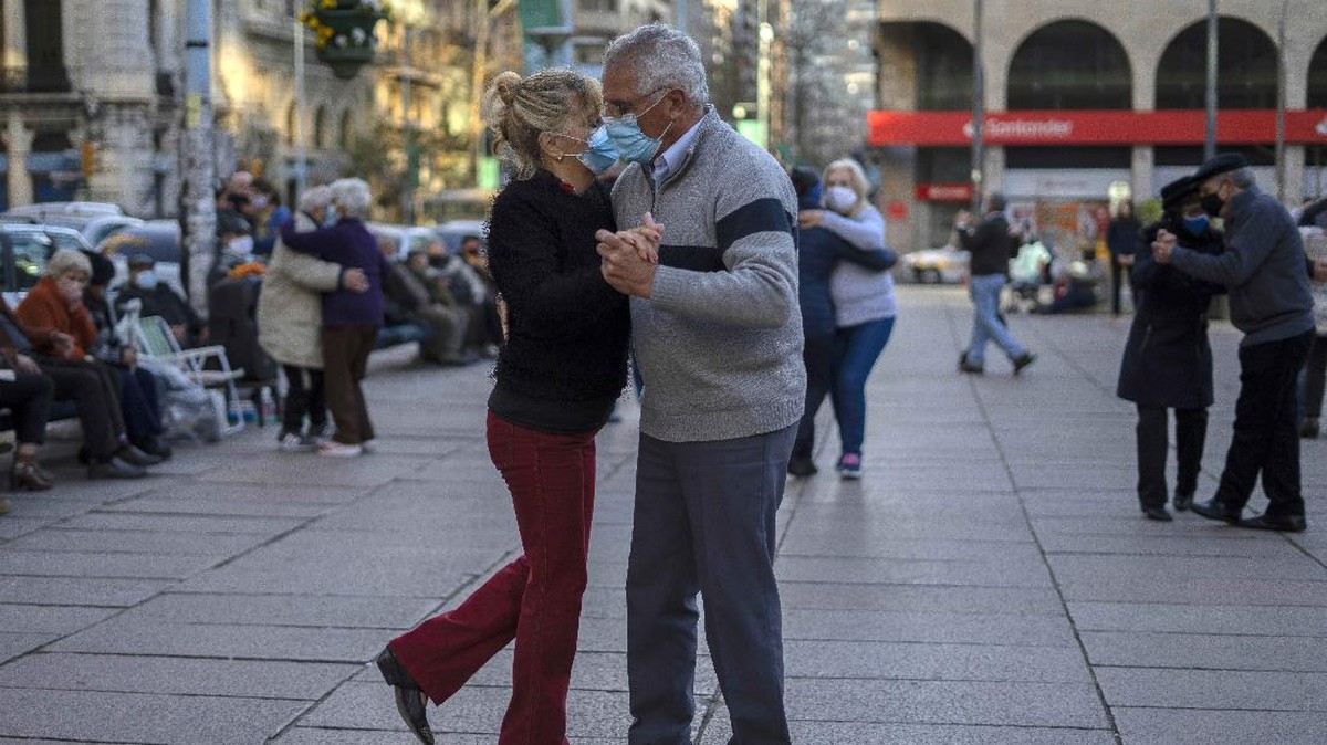 FOTO: 70 Persen Sudah Vaksin, Uruguay Kembali ke Lantai Dansa