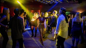 FOTO: 70 Persen Sudah Vaksin, Uruguay Kembali ke Lantai Dansa