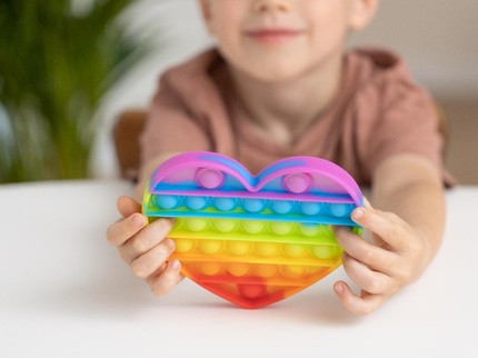 Enggak Nyangka, Bun Ternyata Ini 3 Manfaat Mainan Pop It untuk Anak