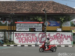 Coretan-coretan Kritikan untuk Pemerintah di Tembok Sekolah