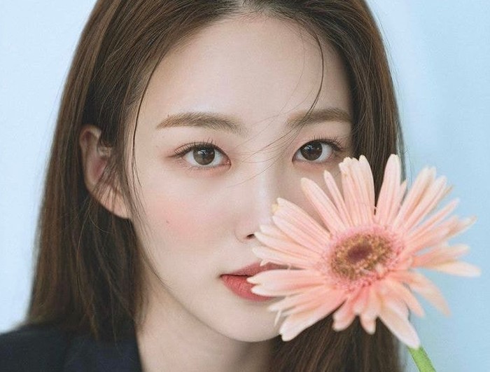 Namanya semakin naik ketika beredar kabar bahwa Choi Hyo Joo merupakan mantan trainee SM Entertainment. Hal tersebut ia konfirmasi sendiri melalui akun Instagramnya. (Foto: Instagram.com/hyozuzu)