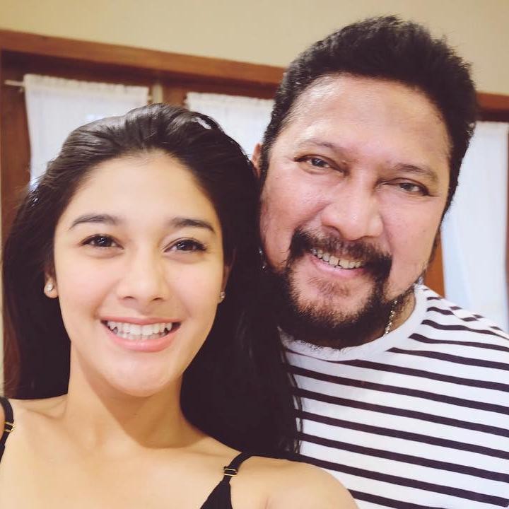 <p>Naysilla Mirdad seringkali mengunggah potret bersama ayah tercinta ke laman Instagram. Kedekatan mereka di setiap foto selalu mencuri perhatian netizen, Bunda. (Foto: Instagram @naymirdad)</p>