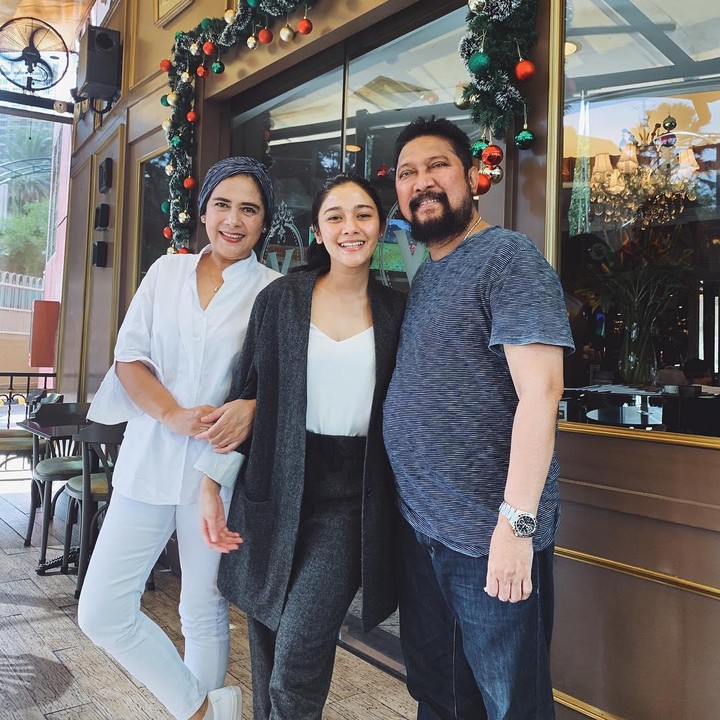 <p>Naysilla juga sering mengunggah potret bersama kedua orang tuanya. Di usia 33 tahun, Naysilla tak pernah lepas dari Jamal dan Lidya Kandou. Hubungan mereka tetap erat dan harmonis, Bunda. (Foto: Instagram @naymirdad)</p>